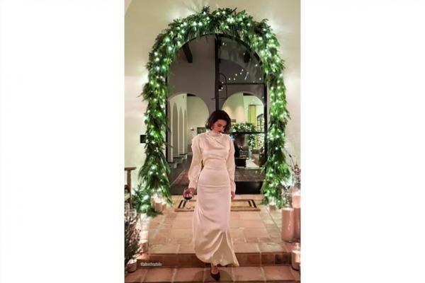 Gelar Pesta Malam Natal Tahunan, Kendall Jenner Tampil Elegan dengan Gaya Old Hollywood