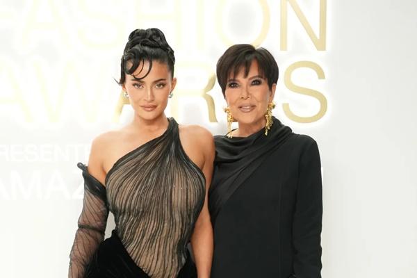 Kylie Jenner Beri Hadiah Natal Tas Mahal Goyard untuk Sang Ibu Kris Jenner