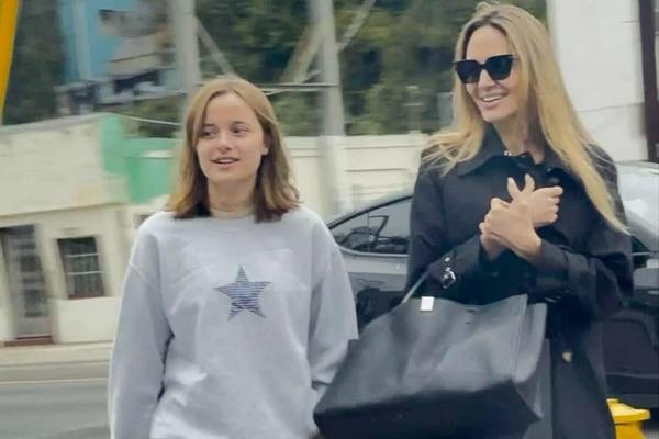 Gembira, Angelina Jolie dan Putrinya Vivienne Jalan-jalan Santai di Liburan Natal
