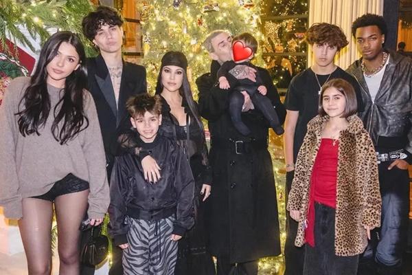Kourtney Kardashian Bagikan Foto Meriah Perayaan Natal Bersama Keluarga Campurannya