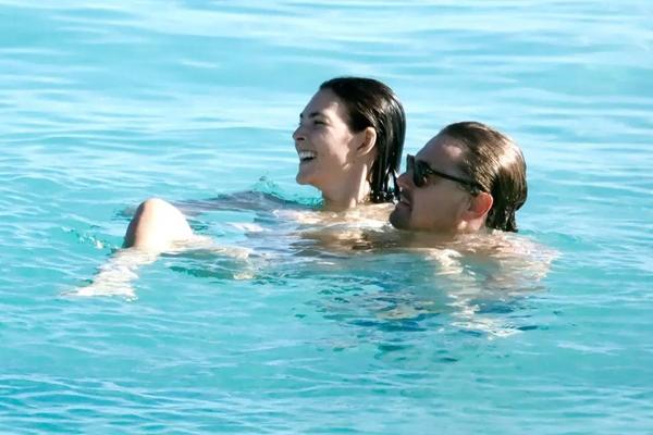 Leonardo DiCaprio dan Vittoria Ceretti Liburan Akhir Tahun di Pantai St. Barts