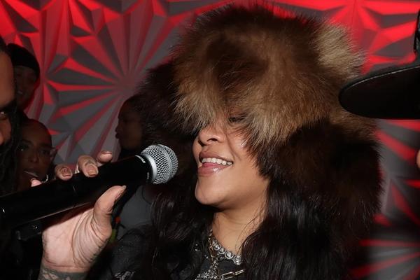 Penggemar Kritik Suara Rihanna saat Tampil di Acara Karaoke