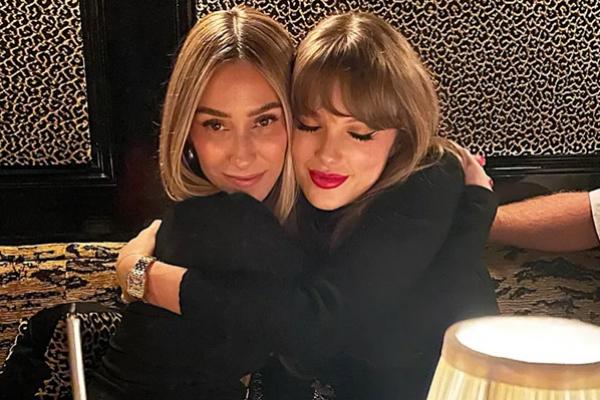 Peluk Sahabatnya, Taylor Swift Pamer Jam Tangan Cartier Baru Seharga Rp512 Juta