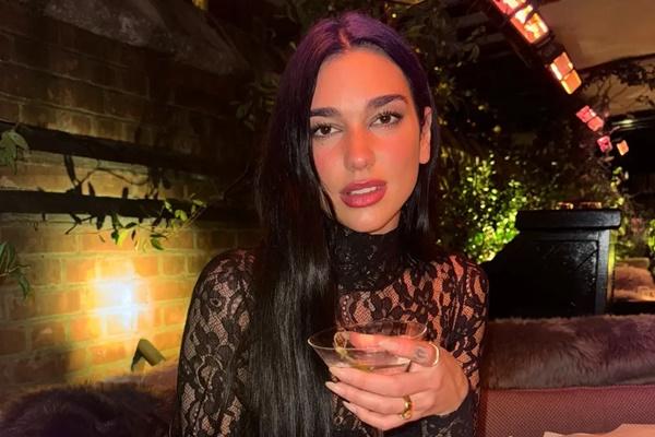 Rumor Pertunangan Kian Berkobar, Dua Lipa Pamerkan Lagi Cincin Berlian di Jari Manisnya