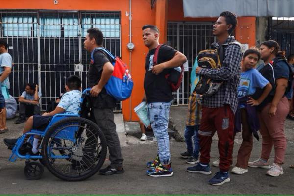 Migran Antre Masuk AS Sebelum Trump Akhiri Program Kemanusiaan