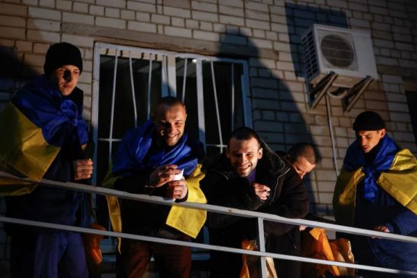Lebih 300 Tawanan Perang Ukraina-Rusia Kembali ke Rumah setelah Pertukaran