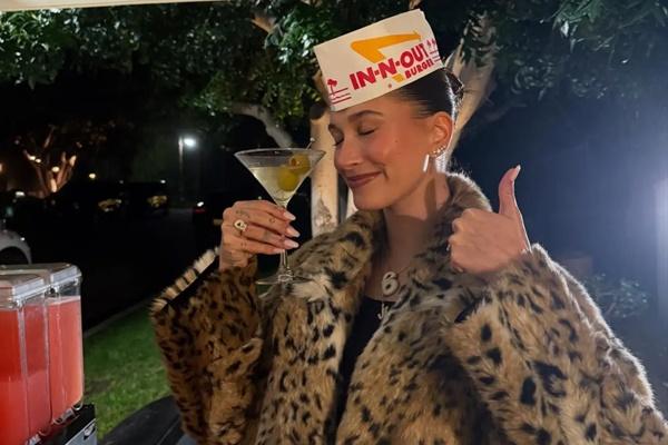 Rayakan 2025, Hailey Bieber Pamer Bentuk Tubuh Setelah Melahirkan Putra Justin Bieber