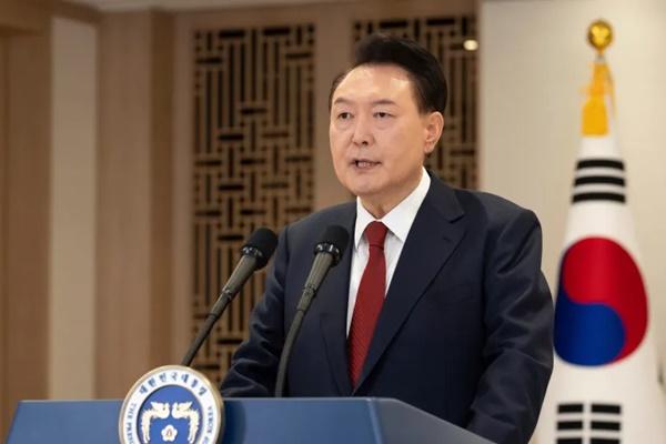 Buntu Berjam-jam, Pihak Berwenang Korea Selatan Hentikan Upaya Penangkapan Yoon Suk-yeol