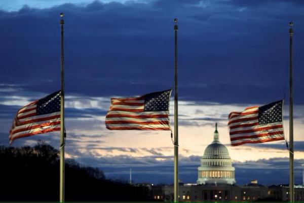 Trump Keluhkan Bendera AS Dikibarkan Setengah Tiang saat Pelantikannya