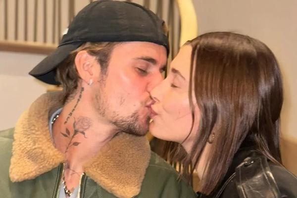 Tepis Rumor Masalah Pernikahan, Justin Bieber Cium Mesra Sang Istri Hailey Bieber