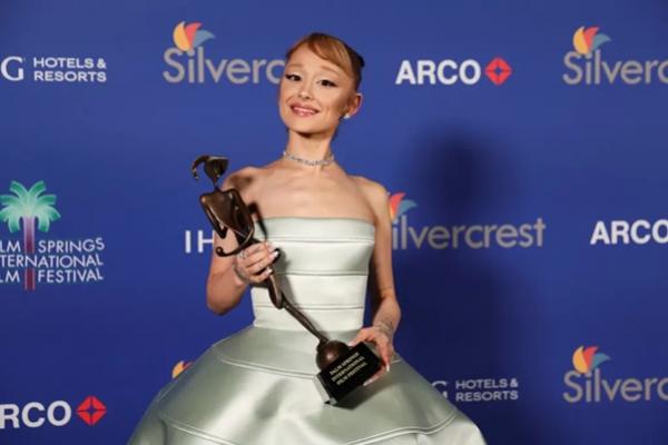 Raih Penghargaan `The Rising Star` di Usia 31 Tahun, Ariana Grande Berterima Kasih pada Botox dan Ju