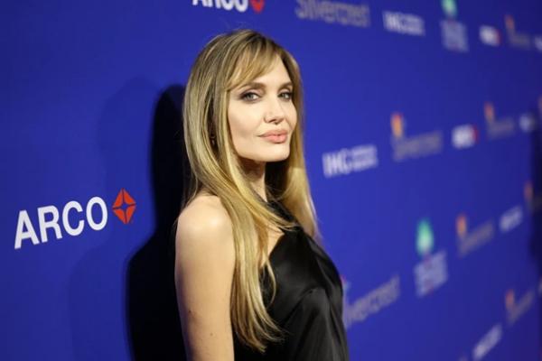 Awali 2025, Angelina Jolie Ubah Penampilan Rambutnya dengan Poni Baru