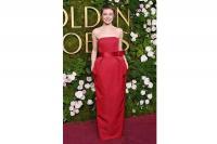 Karpet Merah Golden Globes 2025, Emma Stone Tampil Dramatis dengan Gaya Rambut Pixie Cut