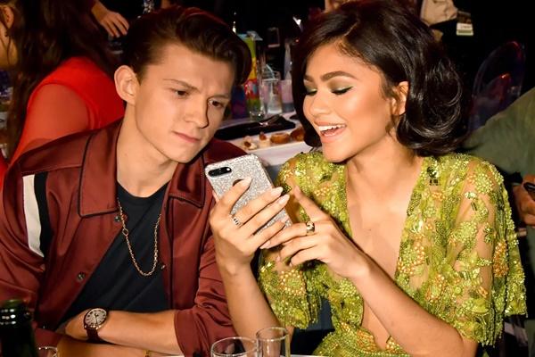 Sebelum Pertunangan, Tom Holland dan Zendaya Bikin Tato Serasi
