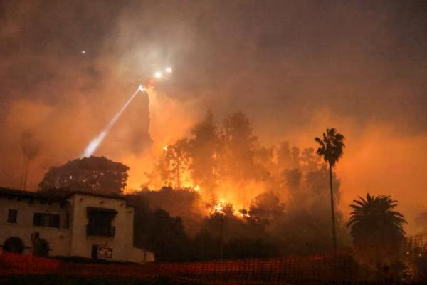 Kebakaran Hutan Terburuk dalam Sejarah Los Angeles, Hollywood Hills Juga Terbakar