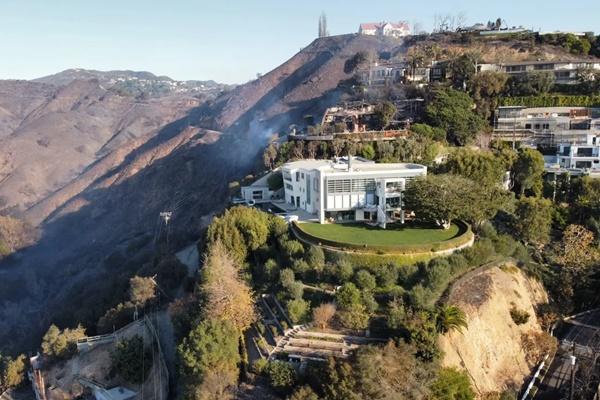 Rumah Mewah Tom Hanks di Atas Tebing Selamat dari Kebakaran Palisades
