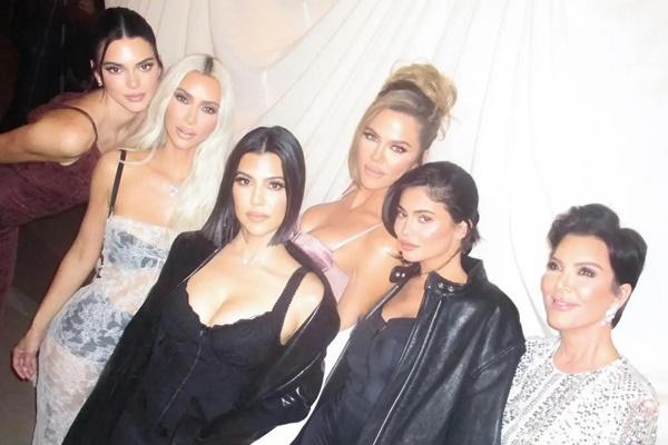 Mengungsi dari Rumah Mewahnya, Klan Kardashian-Jenner Sumbang Makanan dari Restoran Terbaik