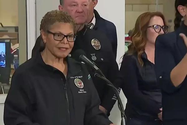 Kritik Wali Kota Los Angeles, Khloe Kardashian Dikecam Kaum Liberal