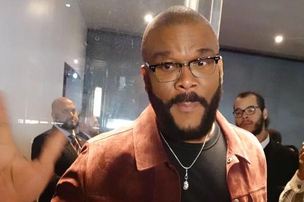 Tyler Perry Kecam Perusahaan Asuransi yang Batalkan Jutaan Polis sebelum kebakaran Hutan