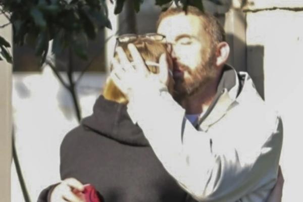 Dievakuasi akibat Kebakaran Palisades, Ben Affleck Tampak Emosional Peluk Putri Sulungnya