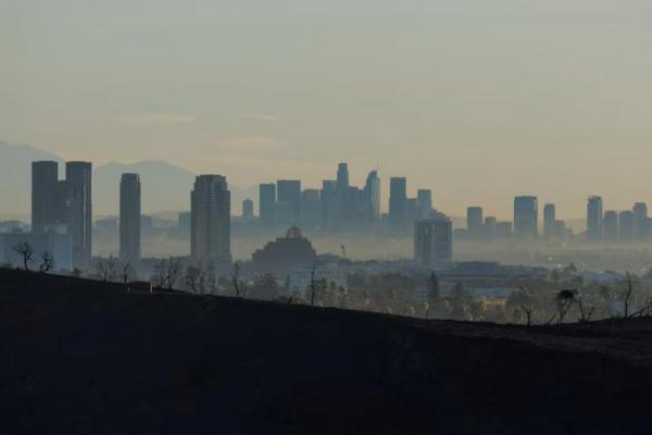 Berada di Jalur Angin Santa Ana, Upaya Pemadaman di Los Angeles Sulit