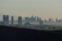 Berada di Jalur Angin Santa Ana, Upaya Pemadaman di Los Angeles Sulit