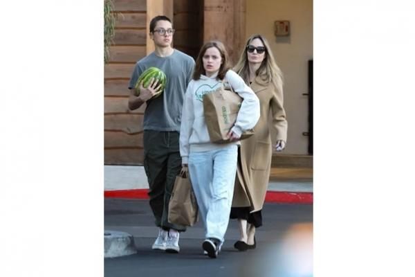 Knox Putra Kembar Angelina Jolie dan Brad Pitt Terlihat Tinggi dan Tampan