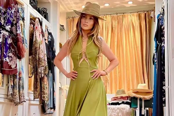 Jaket hingga Selimut, Jennifer Lopez Sumbang Barang-barang untuk Korban Kebakaran Hutan di LA
