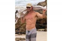 Chris Hemsworth Pamer Tubuh Superhero-nya saat Bermain Bola di Pantai