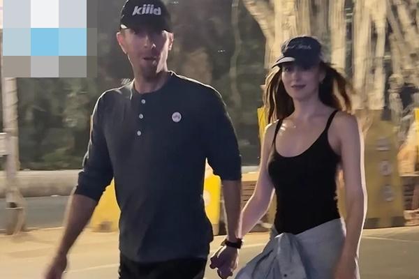 Patahkan Rumor Perpisahan, Dakota Johnson dan Chris Martin Bergandengan Tangan