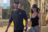 Patahkan Rumor Perpisahan, Dakota Johnson dan Chris Martin Bergandengan Tangan
