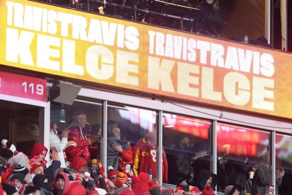 Travis Kelce Cetak Gol di Pertandingan Playoff Chiefs, Taylor Swift dan Caitlin Clark Berpelukan