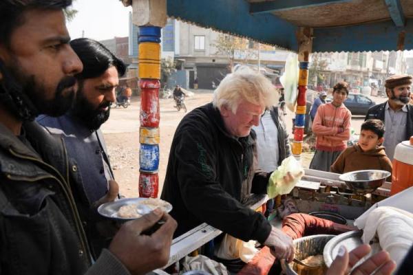Wajahnya Mirip Trump, Warga Pakistan Ini Jualan Puding sambil Bernyanyi