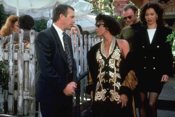 Berusia 70 Tahun, Kevin Costner Kenang Kematian Sahabatnya Whitney Houston