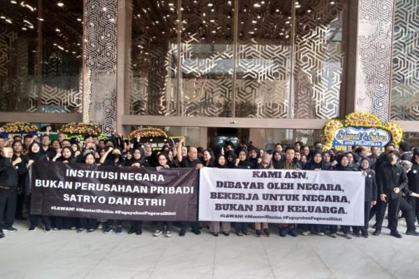 Mendiktisaintek Didemo Pegawainya, Disebut Suka Menampar