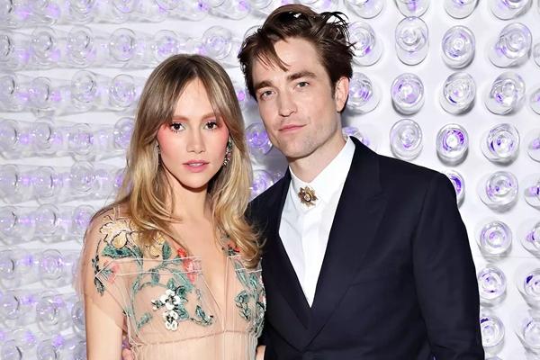 Robert Pattinson Ungkap Bayinya dan Suki Waterhouse Punya Bau yang Luar Biasa