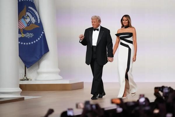 Melania Trump Tampil Memukau dengan Gaun Hitam-Putih di Pesta Pelantikan Presiden Donald Trump