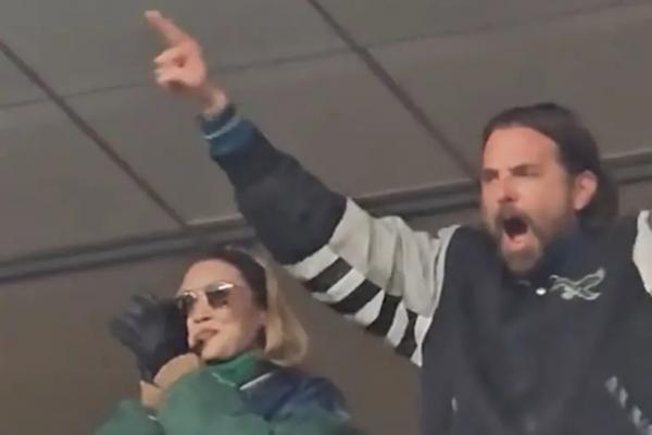 Bradley Cooper dan Gigi Hadid Tampak Heboh Semangati Klub Favoritnya Philadelphia Eagles