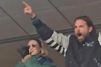 Bradley Cooper dan Gigi Hadid Tampak Heboh Semangati Klub Favoritnya Philadelphia Eagles