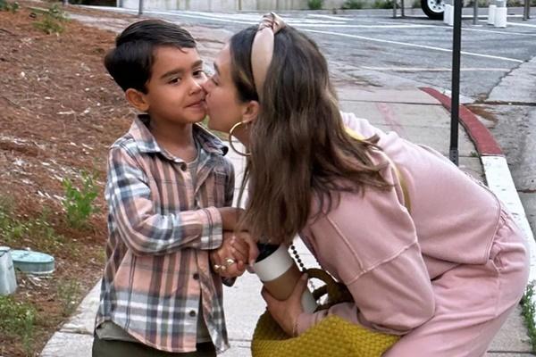 Jessica Alba Menikmati Pelukan Pagi Putranya Hayes di Tengah Proses Perceraian dengan Cash Warren