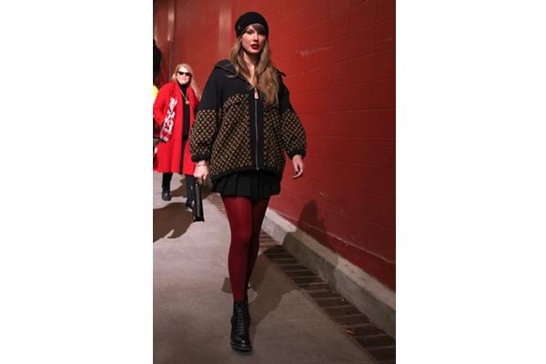 Nonton Pertandingan Travis Kelce, Taylor Swift Tampil Penuh Gaya dengan Outfit Louis Vuitton