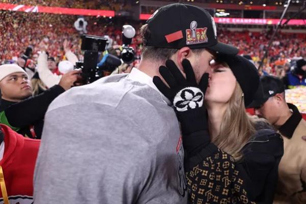 Rayakan Kemenangan Chiefs, Taylor Swift dan Travis Kelce Berciuman di Lapangan