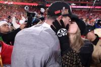 Rayakan Kemenangan Chiefs, Taylor Swift dan Travis Kelce Berciuman di Lapangan