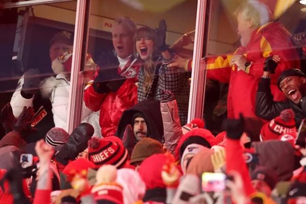Chiefs Cetak Gol, Taylor Swift Peluk Mamanya Andrea dan Ibunda Travis Kelce