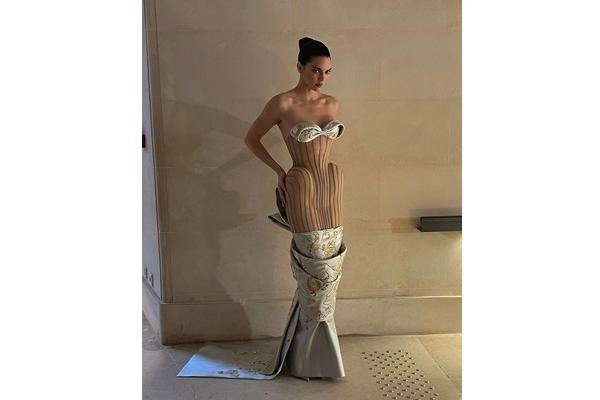 Paris Haute Couture Week 2025, Kendall Jenner Mendominasi Runway dengan Gaun Schiaparelli