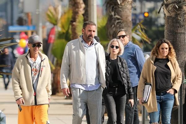 Kebakaran Hutan Hancurkan Ribuan Rumah, Ben Affleck Jadi Relawan di Perkemahan Tunawisma