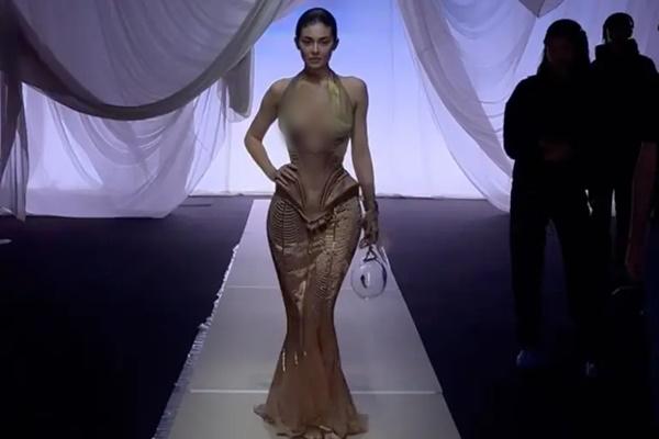 Paris Couture Week, Kylie Jenner Tampil dengan Gaun Berumur 27 Tahun Karya Jean Paul Gaultier