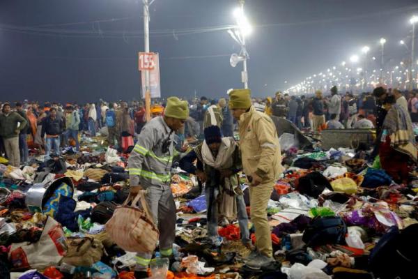 Mayat, Pakaian, dan Tas Berserakan di Tepi Sungai Festival Umat Hindu India