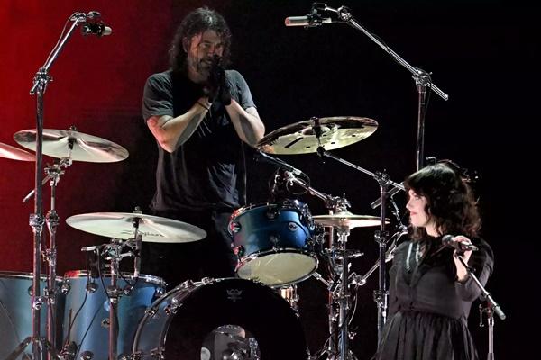 Dave Grohl Tampil Bersama Putrinya Violet di Konser Amal FireAid untuk Korban Kebakaran Hutan