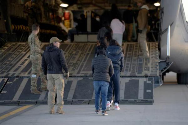 Deportasi Migran dengan Pesawat Militer AS Jauh Lebih Mahal, Trump Bangga